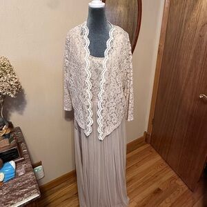 Great mother-of-the-groom dress!